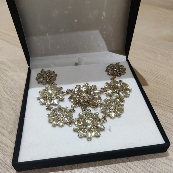 Beautiful Sparkle Necklace - Picture 3 of 3